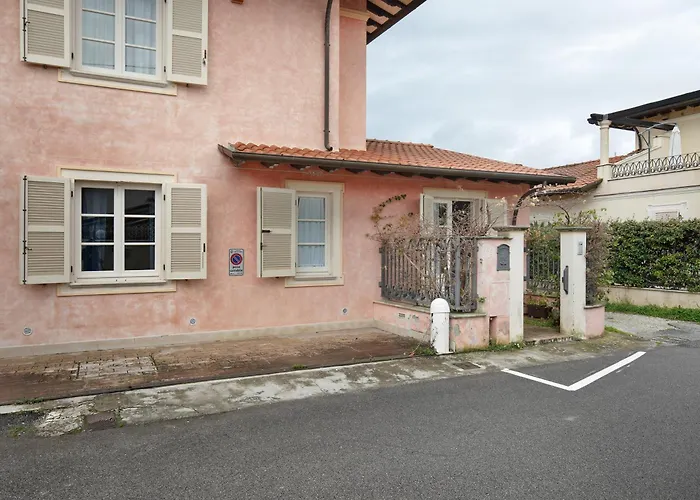 Red Villa In Forte Dei Marmi